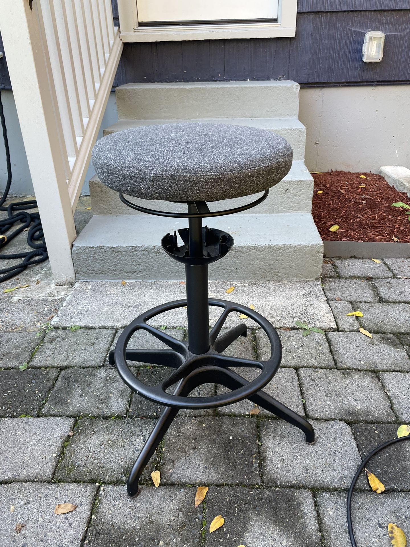 Swivel adjustable height stool 