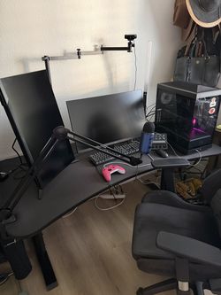 Custom Gaming PC with streaming set up