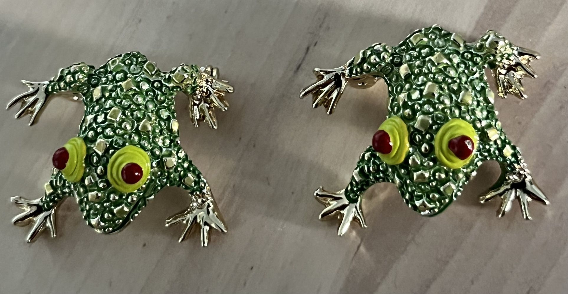 Pair Of Vintage Gold Tone Frogs Pin Brooches 