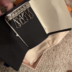 Brand new, never used Louis Vuitton 6 Key Holder