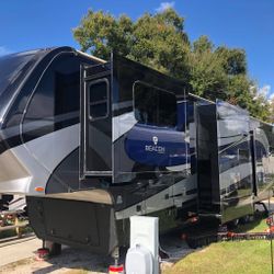 Get Your Trailer In A New Condition After Wax And Polish 