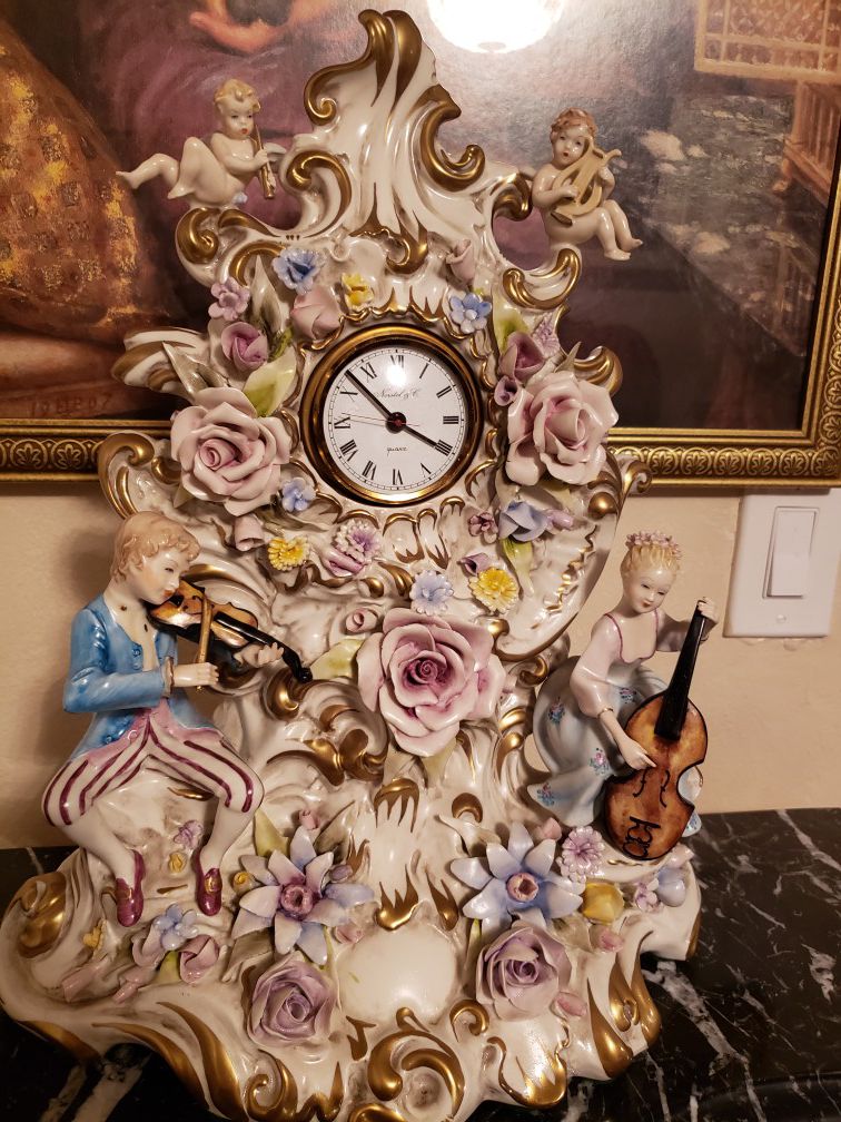Antique CAPODIMONTE Clock beautiful in good condition . Battery Needed to work.