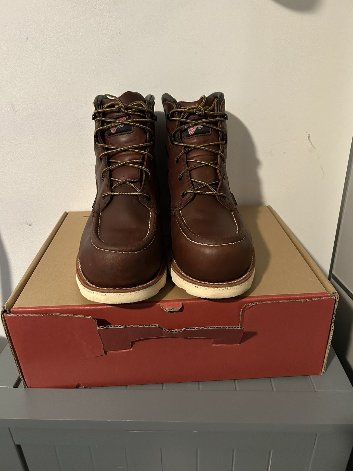 BRAND NEW Red Wing Shoes Size 9.5 Model 2415
