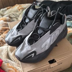Adidas Yeezy boost 700 MNVN