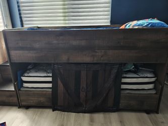 Twin bunk bed