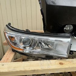 Toyota Highlander Right Headlight 
