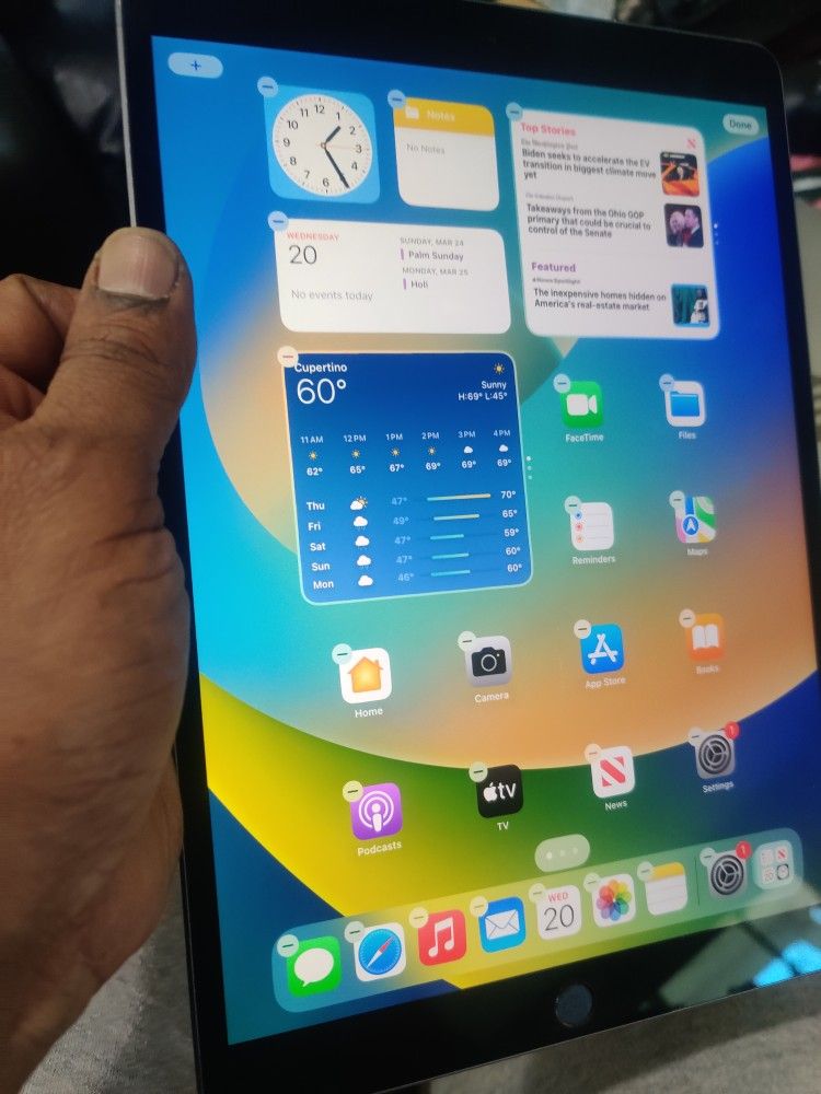 Apple iPad Air 3 64gb Unlocked. Latest MacOS version. Comes with Charger Cable.