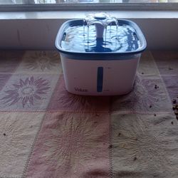 Automatic drinking fountain for cats