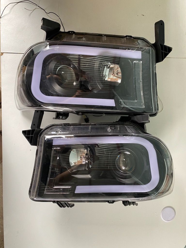 08-13 Toyota Tundra/08-17 Toyota Sequoia Headlights