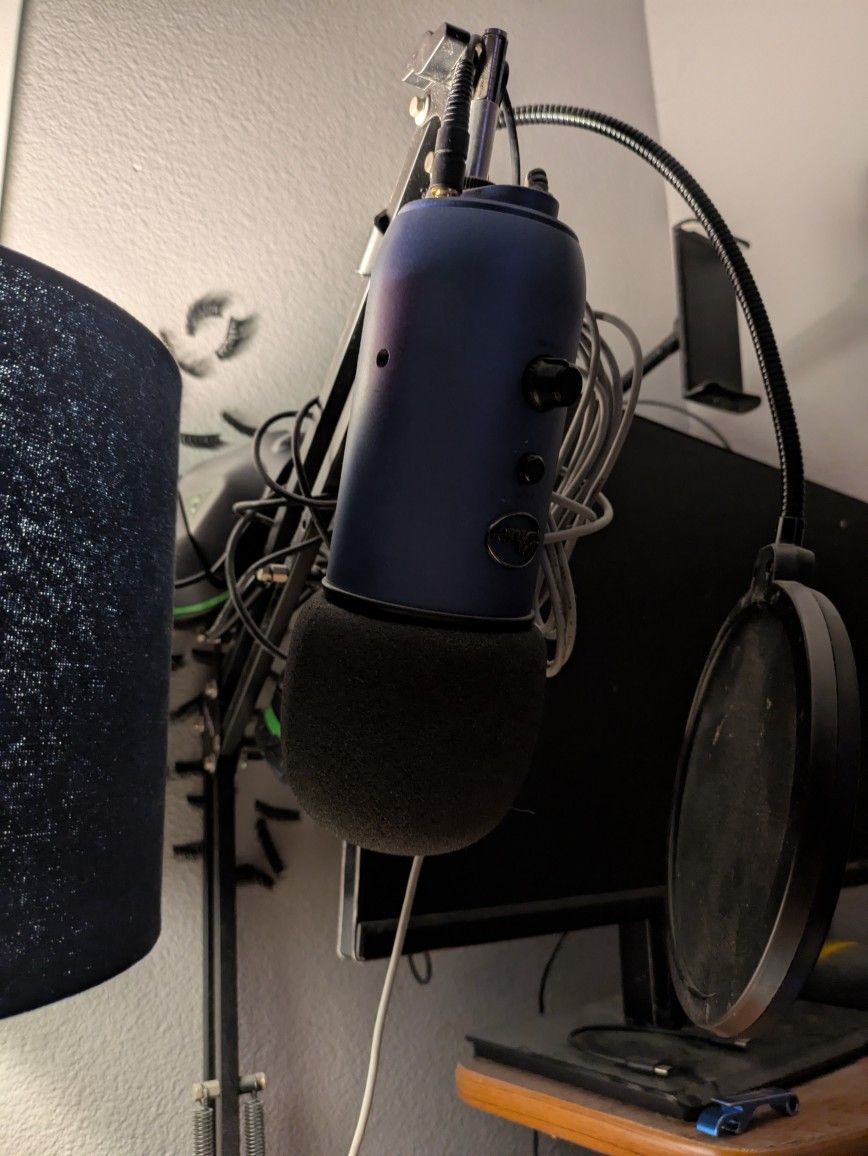 Blue Yeti Mic W/ AKG Headphone