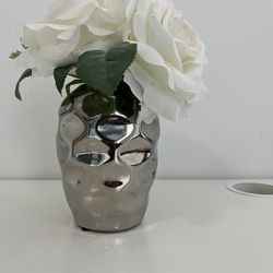 White Flower, Decor