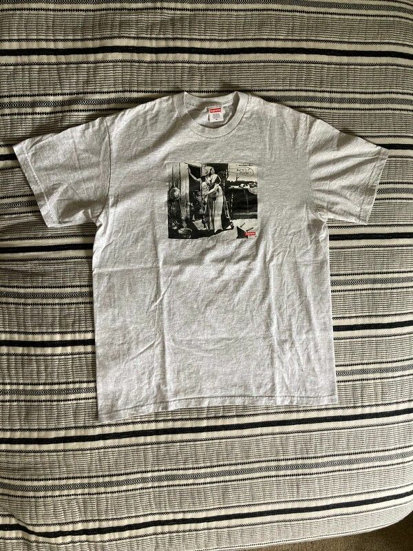 T SHIRTS... SUPREME size M authentic. Not A Replica