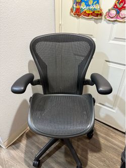 Herman miller Aeron ( SIZE B ) Office Chair !!