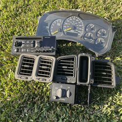 99-02 Chevy gmc Air Vent Cluster Radio