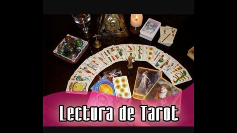 Vidente curandera se lee las cartas y la mano