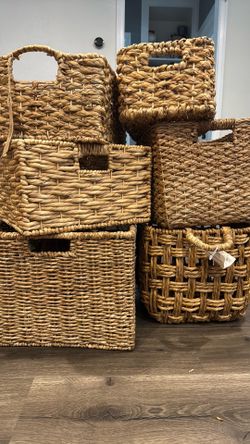 Various sizes weave baskets