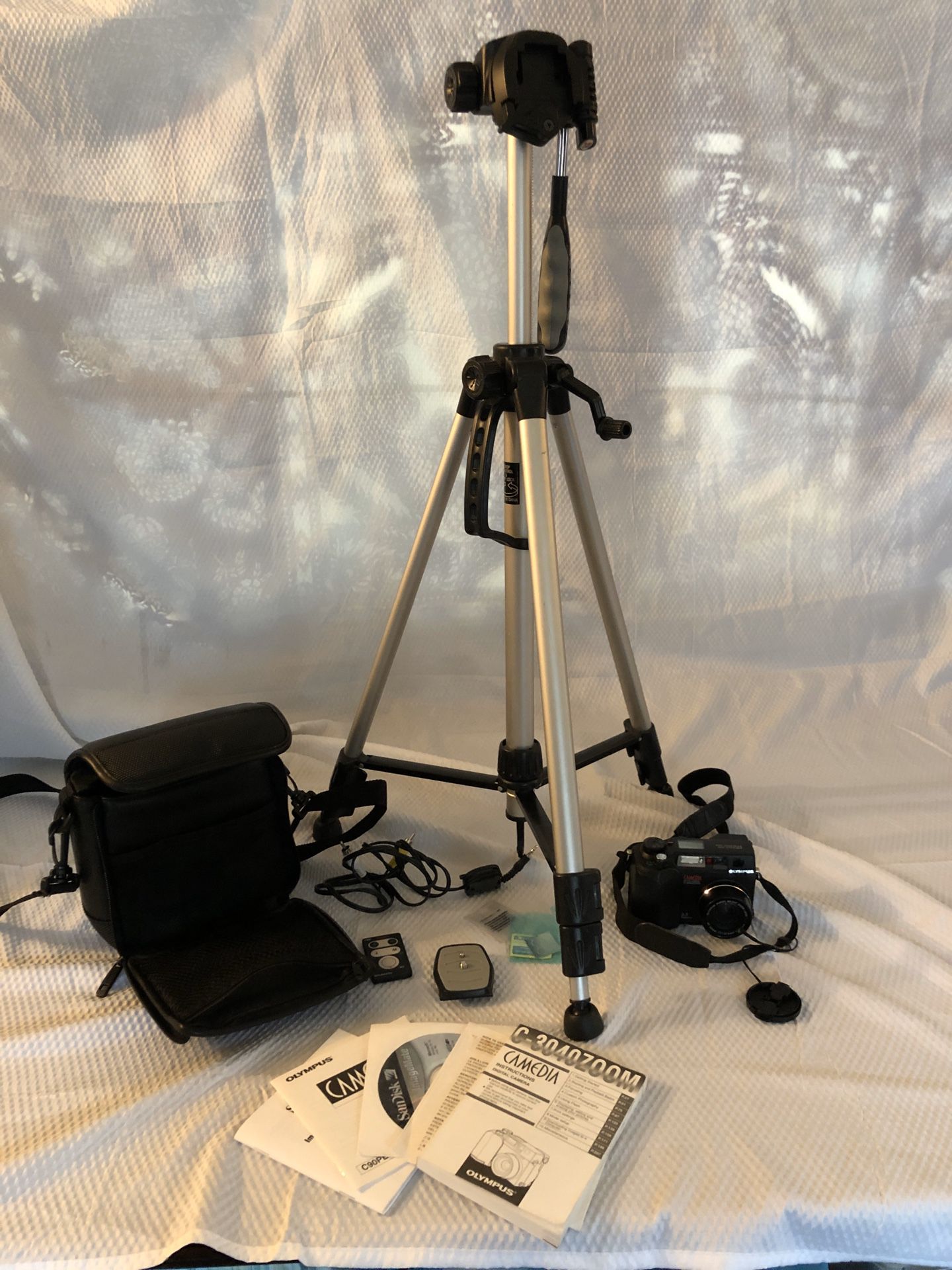 Olympus digital camera, tripod, light stands package