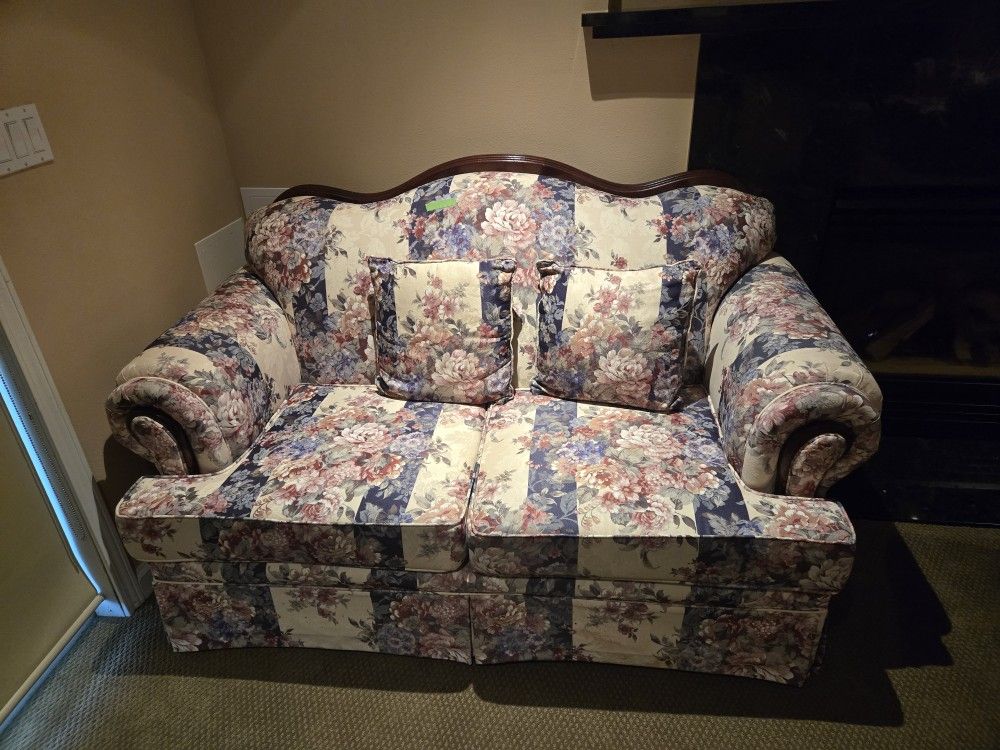 Two-Seat Sofa With 2 Cushions