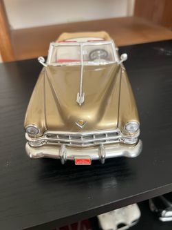 1949 Cadillac Coupe de Ville Convertible 1:18 Die-Cast Model Car – Gold