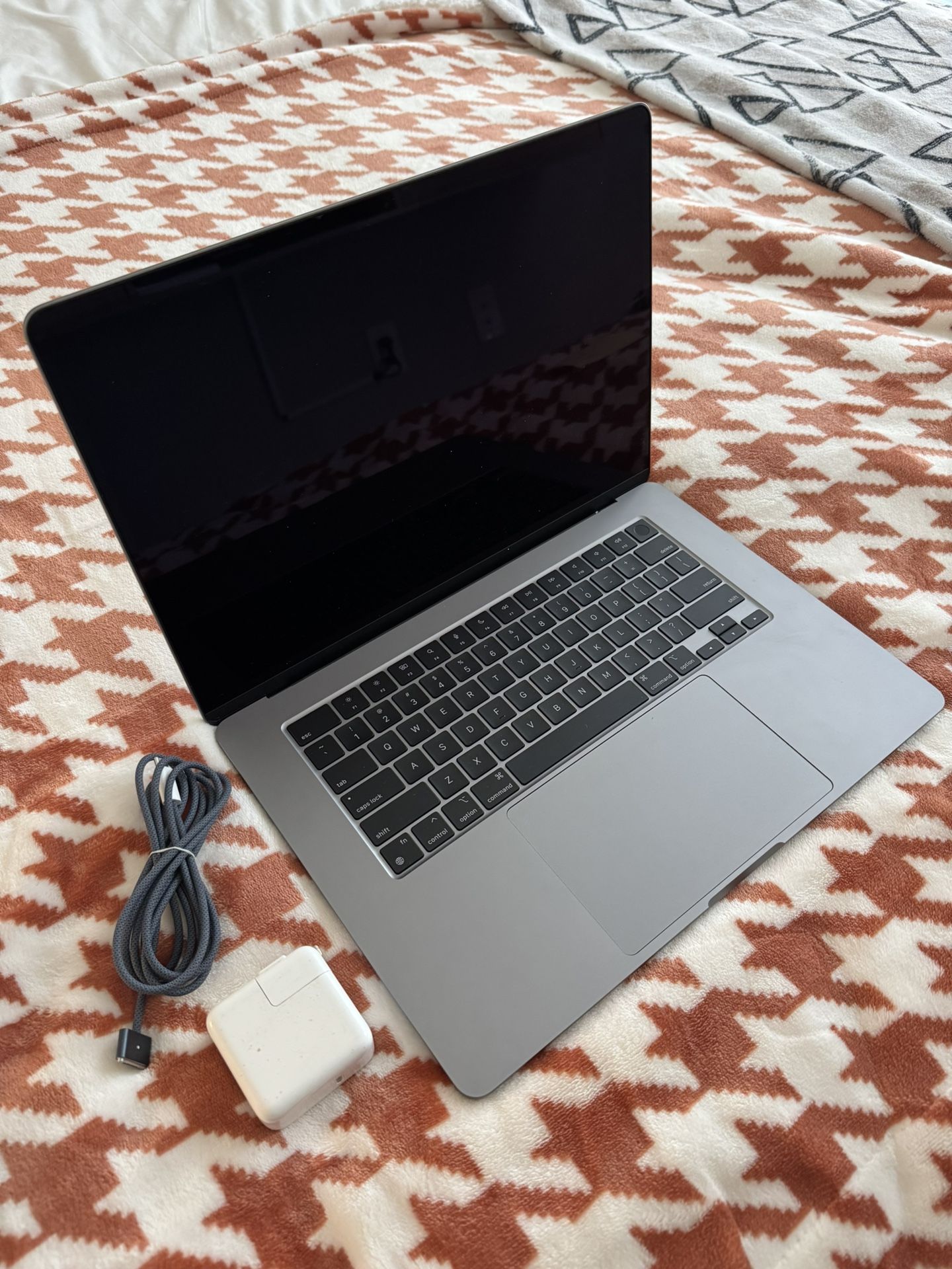 15" MacBook Air M3 2024 - LIKE NEW