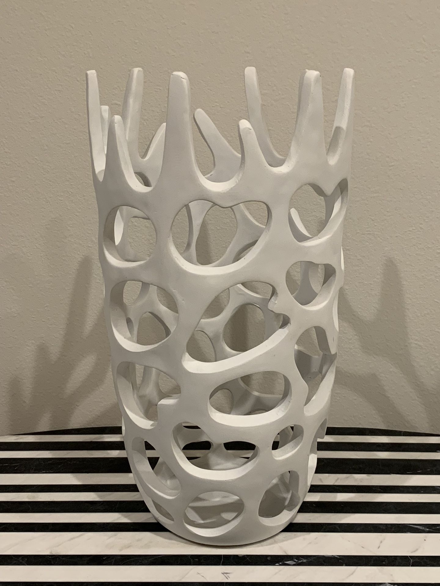 Sculpture / decorative vase