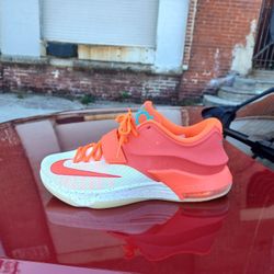 Brand New And Original Men's Nike Air LeBron James Sneakers Size 11