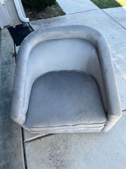 Like-New Accent Lounge Chair – Soft Gray