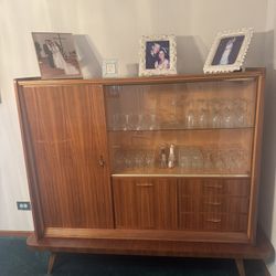 Mid Century Modern Hutch/China Cabinet 