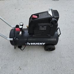 HUSKY 8 GALLON COMPRESSOR 