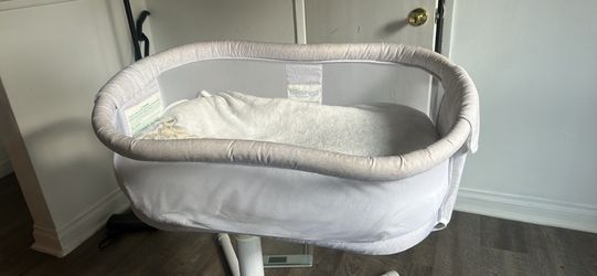 Halo swivel bassinet