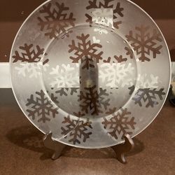 13” Snowflake Holiday platter No chips or cracks