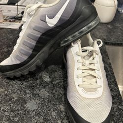 NIKE AIR max INVIGOR MEN’S SIZE 12