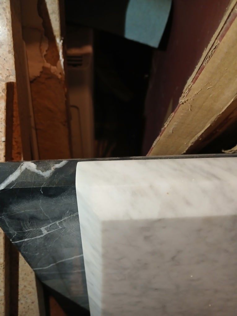 White Chimney Heart Marble.