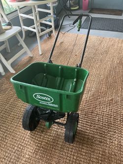 Scotts SpeedyGreen 2000 Spreader. Never used like new