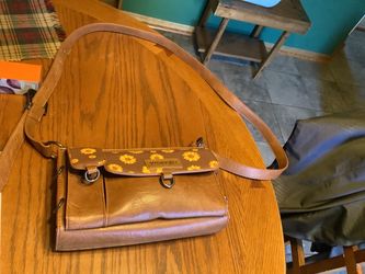 Wrangler Ring Buckle Shoulder Bag, where vintage Y2K flair meets rugged Western style, features a signature buckle design perfect for music festivals