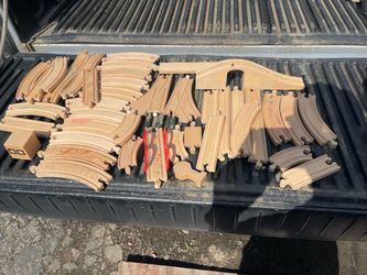 Recorded 40 piece wooden toy train tracks