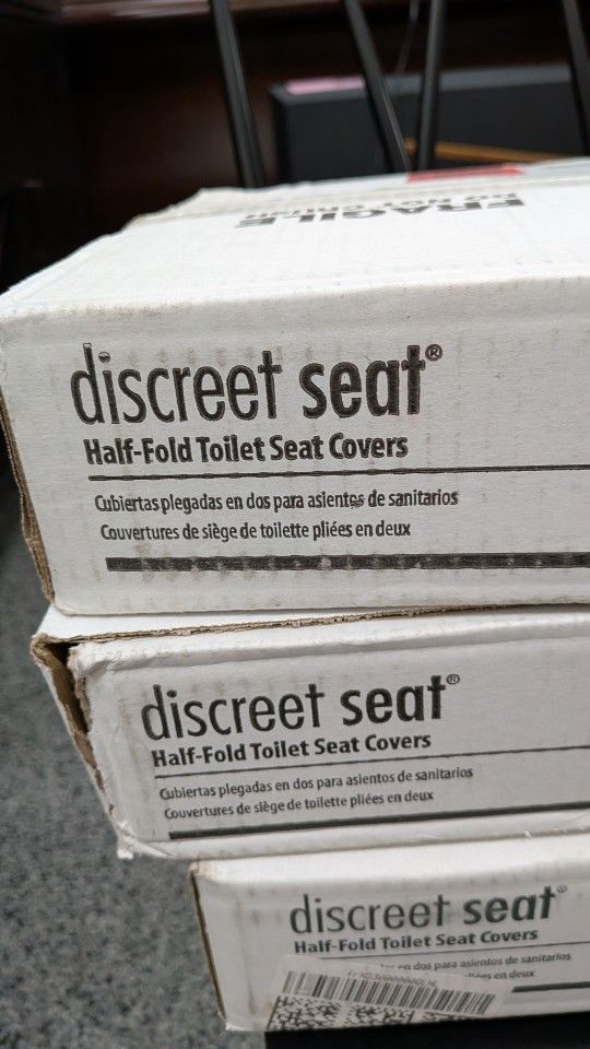 DISCREET SEAT HALF FOLD TOILET SEAT COVERS.