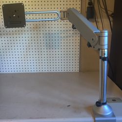 Pole mount single hydraulic monitor arm