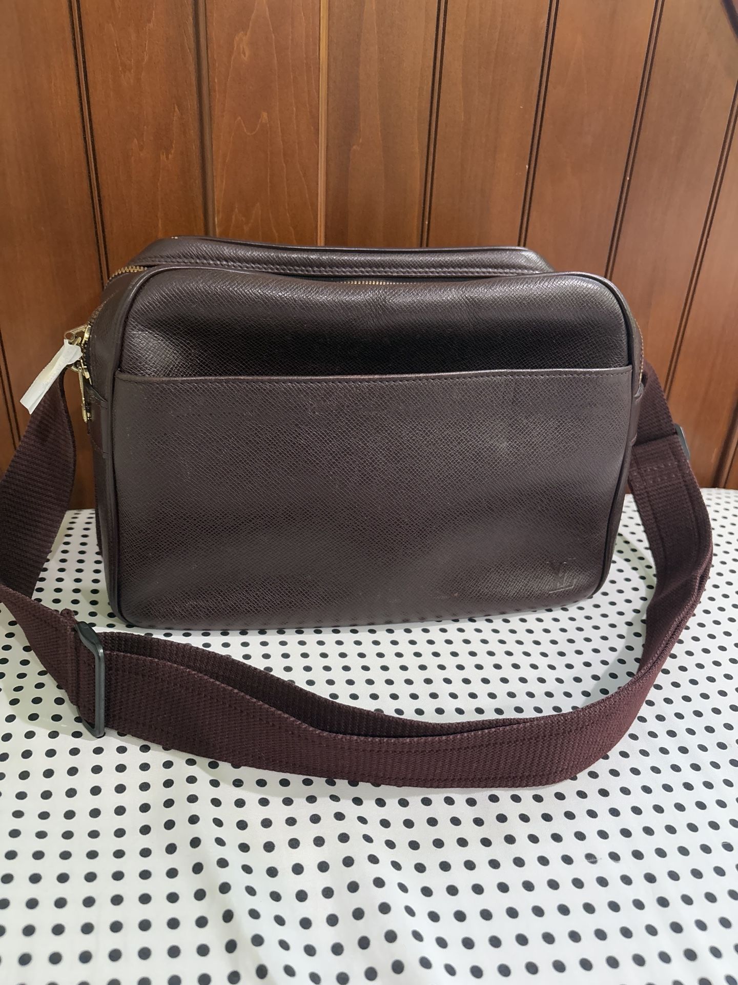 louis vuitton bordeaux taiga reporter shoulder crossbody bag