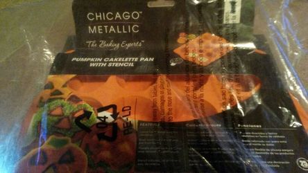 NIP pumpkin Chicago metallic cakelette silicon pan with stencil