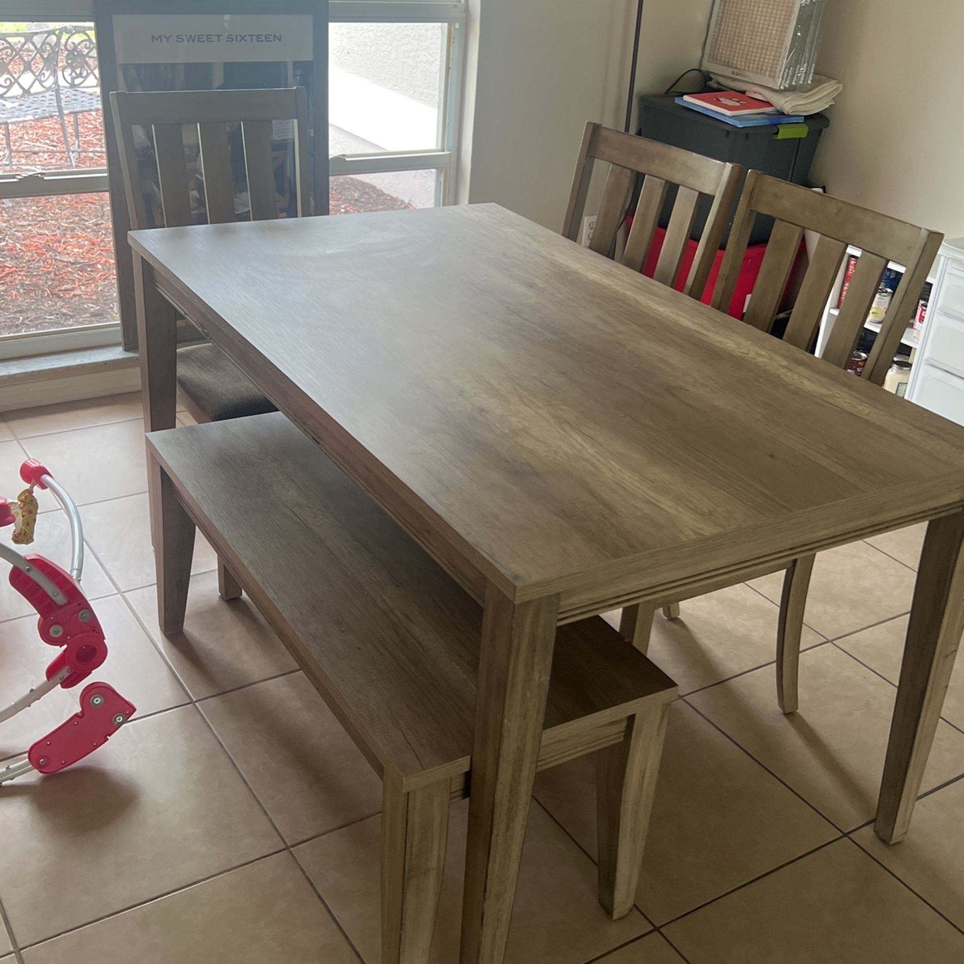 Rustic looking dining table fit six people in great condition call for