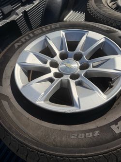 Estoy vendiendo 4 rines dos llantas estás. Semi nuevos Silverado 202