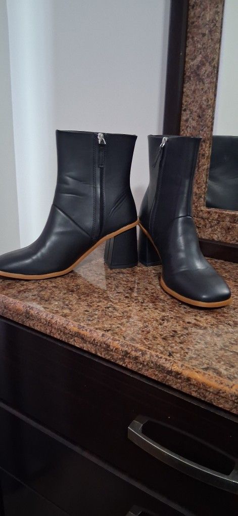 Time & Tru Ladies Boots Size 10