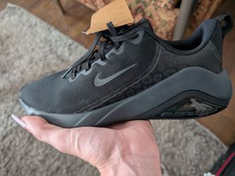 Nike bella 7 size 8 women's
