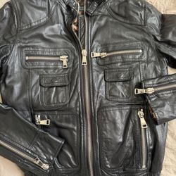 Black Vintage Leather Bomber Jacket Dolce & Gabbana (Authentic) A rare and elegant vintage bomber jacket by Dolce & Gabbana.