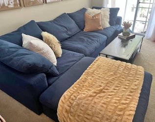 SECTIONAL COUCH 🛋️