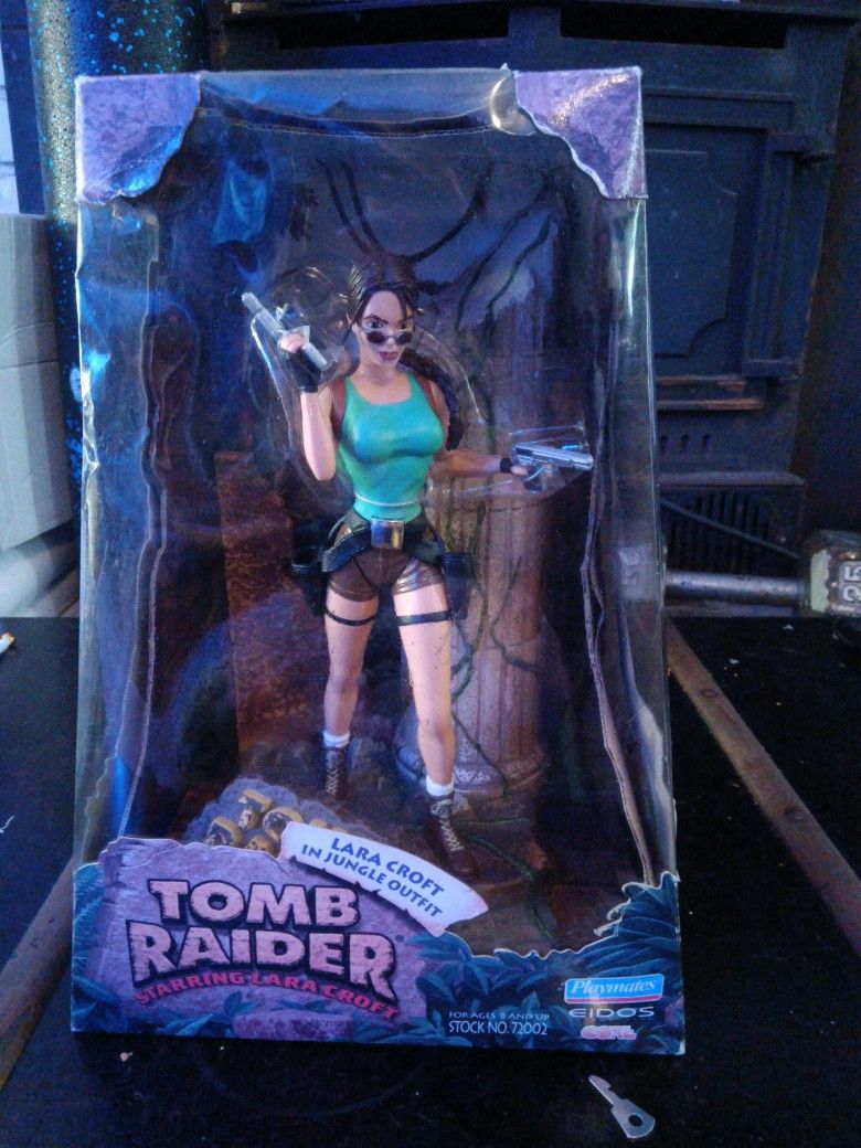 TOMB RAIDER Lara Croft JUNGLE OUTFIT Action Figure by Playmates Eidos 1999