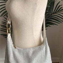 Whiting & Davis white metal mesh hobo bag is in nice preowned condition, there are some marks to the shoulder strap, not really that noticeable and wo
