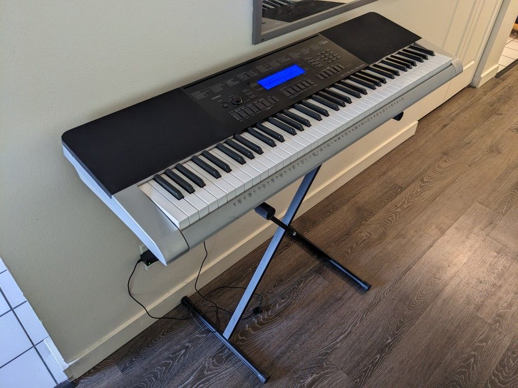 Casio 76-Key Psuedo Weighted Piano Keyboard - 600 tones, 180 rhythms, 87 ethnic, 20 piano patterns + Stand/Power Cord (Wk-220 MSRP $400)
Works!