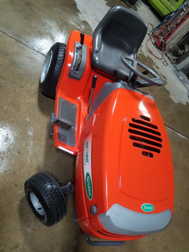 Tractor SCOTTS 18 HP Twin Cruise Control